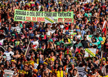 Milhares de indígenas marcham em Brasília e cobram demarcação de terras