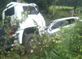 Mãe morre e filho fica ferido após colisão frontal com caminhão em José de Freitas