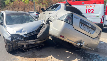 Carro capota e mulher fica presa em grave acidente na zona Sul de Teresina