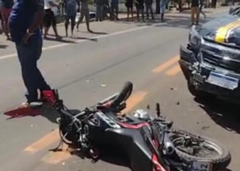 Motociclista quebra pernas ao colidir com viatura da PRF
