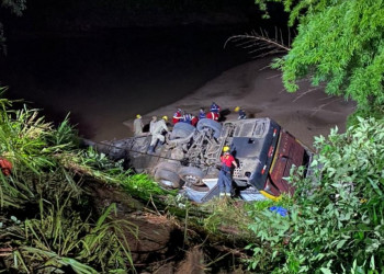 Ônibus bate em caminhão e cai em ribanceira deixando  5 mortos e 50 feridos em Goiás