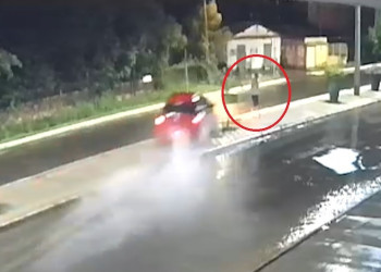 Pedestre escapa por pouco de ser atropelado por carro desgovernado no Piauí
