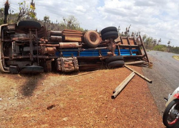 Caminhão tomba em curva perigosa entre Campo Maior e Cabeceiras
