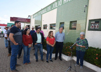 Em Esperantina, Governo entrega títulos de terras, Quintal Agroecológico e ambulância