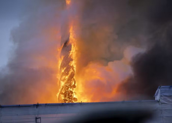 Incêndio de grandes proporções destrói prédio de Bolsa de Valores na Dinamarca