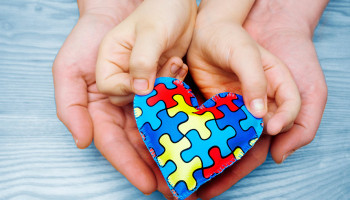 Características do Autismo: Uma Revisão Abrangente da Literatura