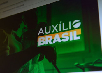 Por medo de perder as eleições, Bolsonaro quer antecipar o pagamento do Auxílio Brasil
