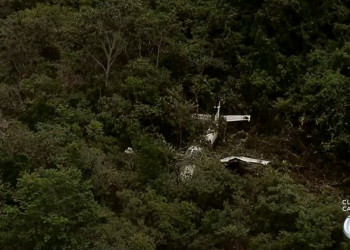 Avião de pequeno porte cai na fazenda do ex-piloto Nelson Piquet