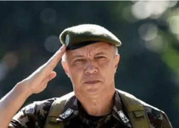 Lula exonera comandante do Exército, Júlio César de  Arruda