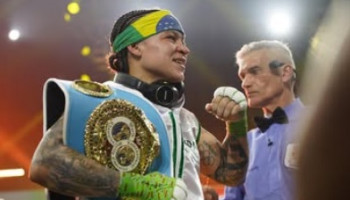 Com decisão unânime, Bia Ferreira vence Maira Moneo e mantém cinturão mundial