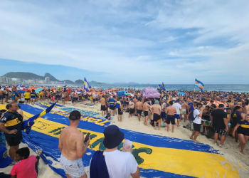Torcedores do Boca voltam a lotar trecho da Praia de Copacabana
