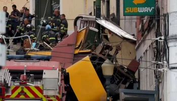 Bondinho de Lisboa descarrila, tomba e deixa 15 mortos e 18 feridos