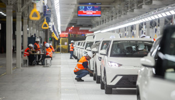 BYD inicia produção em Camaçari e lança carro híbrido plug-in flex