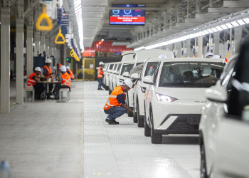 BYD inicia produção em Camaçari e lança carro híbrido plug-in flex