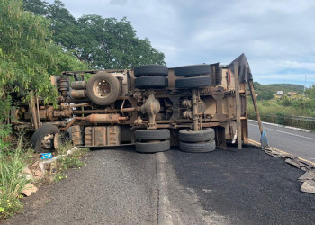Caminhão tomba e deixa BR 316 parcialmente interditada entre Picos e Dom Expedito Lopes