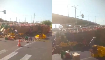 Caminhão carregado de frutas tomba e deixa trecho interditado na avenida Miguel Rosa