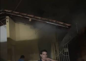 Incêndio atinge casa na zona Sul e quartos ficam totalmente destruídos