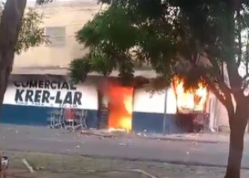 Incêndio atinge supermercado no bairro Planalto Uruguai; vídeos mostram explosões