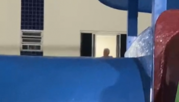 Vídeo mostra servidor sendo preso após praticar atos obscenos em frente a parquinho