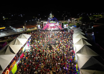 Milhares de foliões acompanham a primeira noite de Carnaval em Água Branca