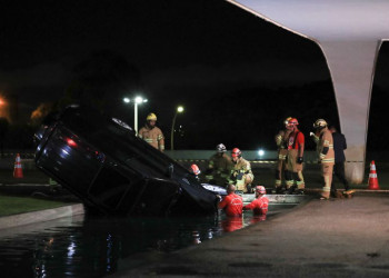 Carro cai em espelho d'água do Palácio do Planalto em Brasília