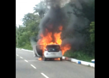 Carro da Fundação de Saúde pega fogo na avenida dos Ipês