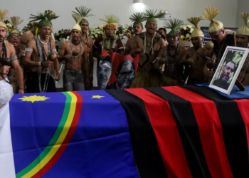Em cerimônia com amigos indígenas, corpo de Bruno Pereira é cremado em Pernambuco