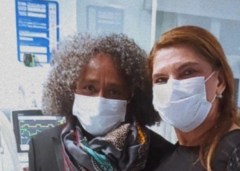 Cantor Chico César visita jornalista Francisco Magalhães em UTI de hospital