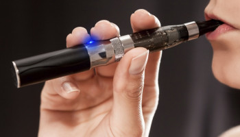 OMS alerta que cigarros eletrônicos viciam 15 milhões de adolescentes no mundo
