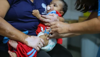 Casos de coqueluche disparam no Brasil e provocam internações e mortes