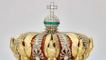 Coroa de imperatriz roubada do Louvre é encontrada danificada em rua de Paris