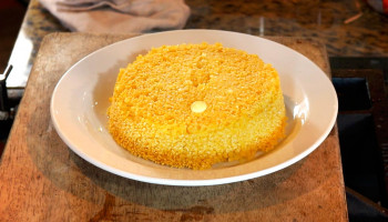 Um cuscuz quentinho para celebrar a cultura e o sabor do Nordeste