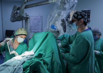 HGV realiza cirurgia inédita de tumor cerebral com paciente acordado