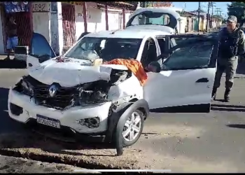 Mulher fica presa a ferragens após batida de carro na Zona Sudeste de Teresina