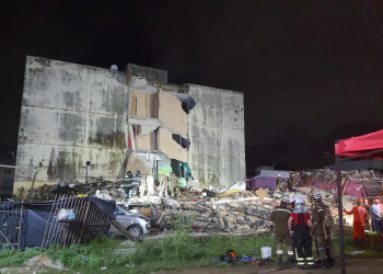 Adolescente e homem morrem em desabamento de edifício em Olinda