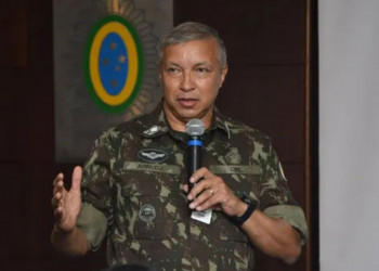 Comandante do Exército perdeu posto por ter impedido prisão de golpistas, diz colunista
