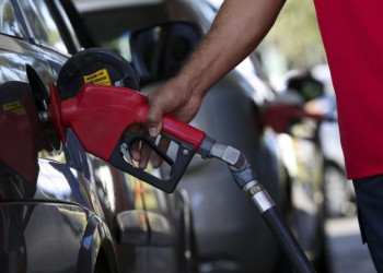 Posto de combustível é multado em mais de R$ 6 mil por funcionamento irregular