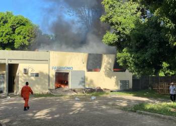 Incêndio destrói sala de patrimônio da UESPI em Teresina; veja o vídeo