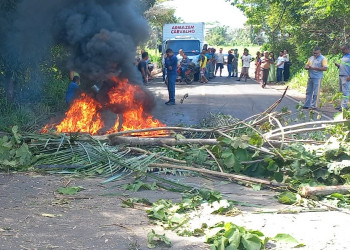 Moradores queimam troncos em protesto ao aumento da passagem de ônibus