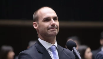 Até quando Eduardo Bolsonaro vai sabotar o Brasil com salário pago pelo povo brasileiro?