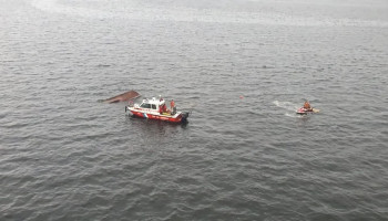 Embarcação com 12 a bordos afunda na Baía de Guanabara no RJ