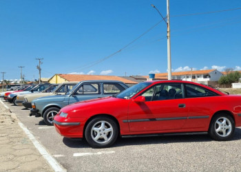 Exposição reúne mais de 80 carros antigos e atrai turistas em Parnaíba