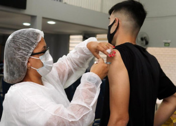 Adolescentes começam receber dose de reforço da vacina contra covid hoje (30) em Teresina