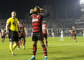 Com gols de Pedro e Gabigol, Flamengo vence o Santos na Vila Belmiro