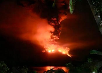 Vulcão entra em erupção na Indonésia e força retirada de centenas de moradores