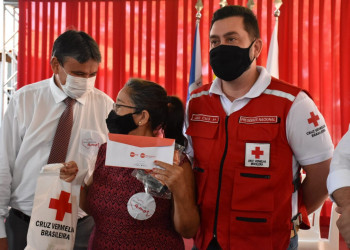 Wellington Dias e Cruz Vermelha entregam cartões de alimentação a famílias teresinenses