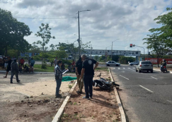 Motociclista se choca contra meio-fio e morre na avenida Cajuína