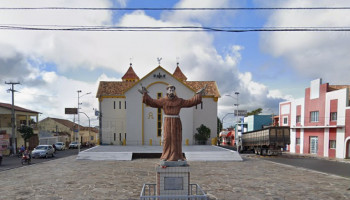 Moradores de Piripiri impedem que padre retire estátua de São Francisco da Igreja matriz