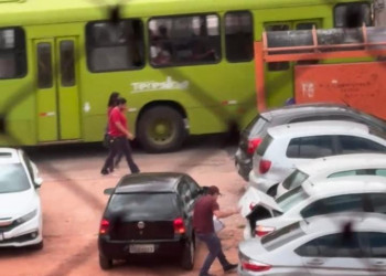 Ladrōes arrombam e roubam objetos de carro em estacionamento na Frei Serafim
