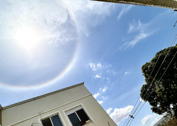 Halo solar forma arco-íris em torno do sol e encanta moradores em Teresina